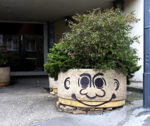 grappig street art troll