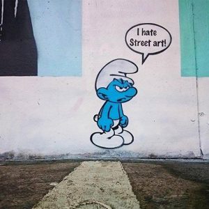 grappige street art chagrijnige smurf