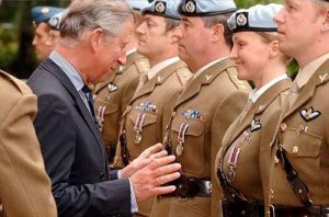 Prins Charles grijpt blij naar borsten