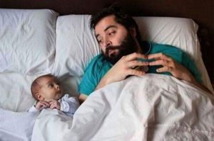 vader en zoon in bed