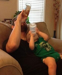 vader en zoon drinken uit fles