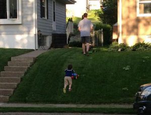 vader en zoon grasmaaien