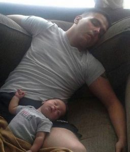uitgeput vader en zoon